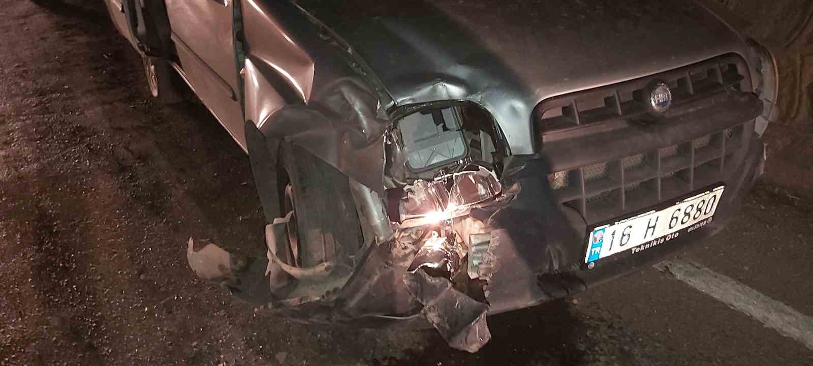 BURSA’NIN İZNİK İLÇESİNDE MEYDANA GELEN KAZADA MOTOSİKLETLE OTOMOBİL ÇARPIŞTI 1