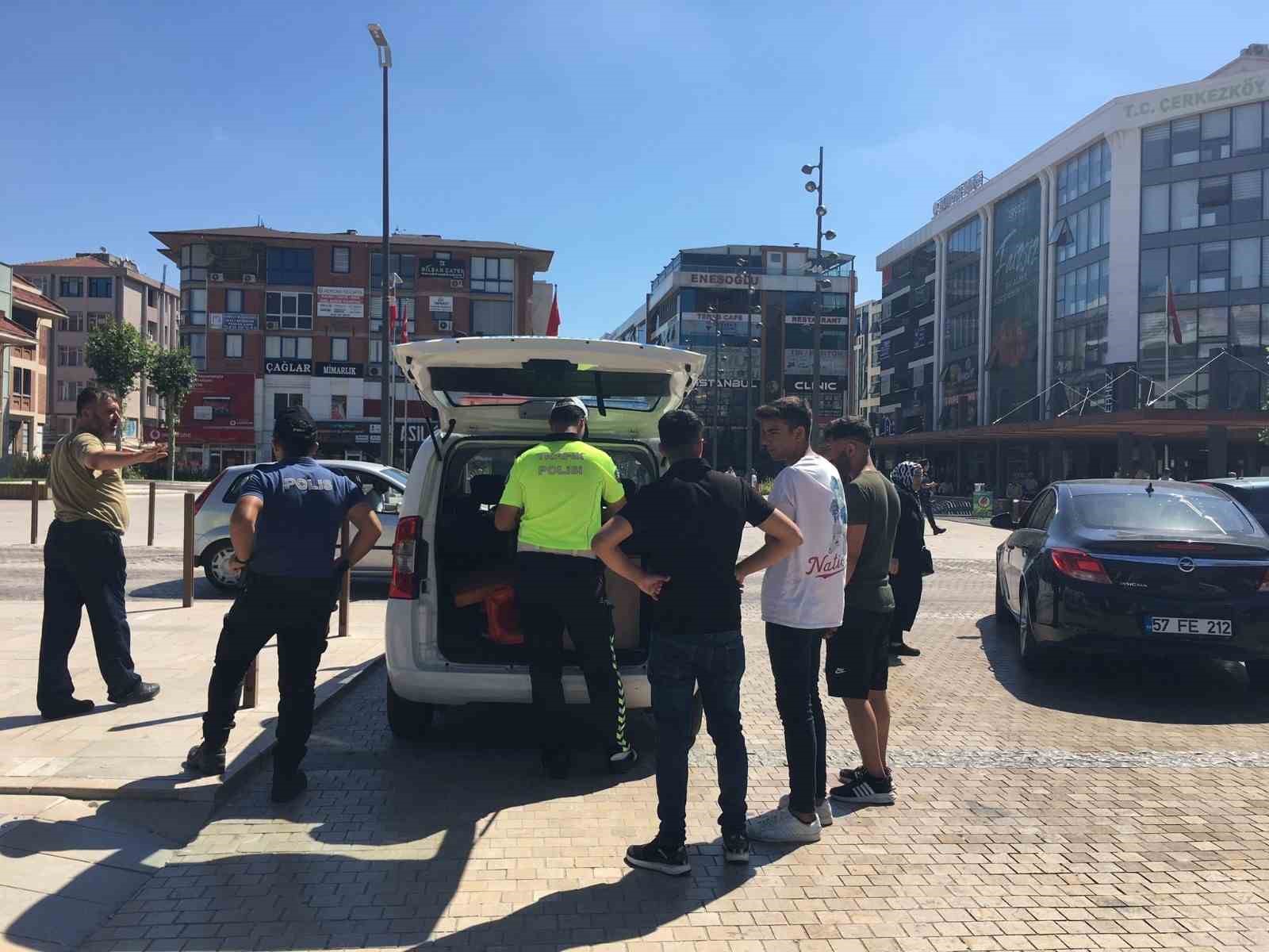 Motosikletli kurye yayalara çarptı: 3 yaralı TEKİRDAĞ’IN ÇERKEZKÖY İLÇESİNDE MOTOSİKLETLİ KURYENİN ÇARPMASI SONUCU HAFİF BİR ŞEKİLDE