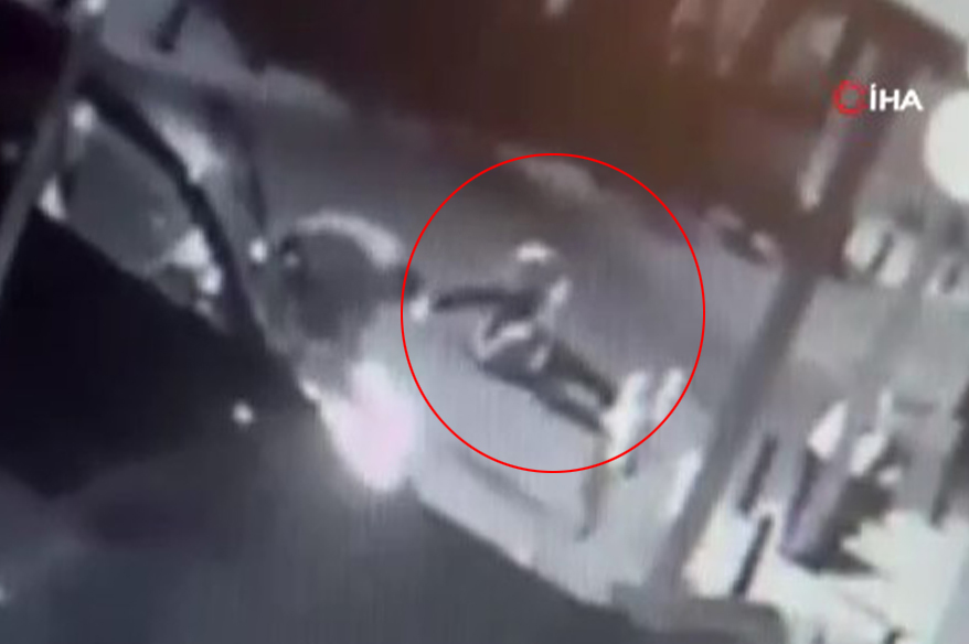 Ümraniye‘de otomobil sürücüsü, trafikte kendisine korna çalan sürücüyle tartıştı. Tartışmanın