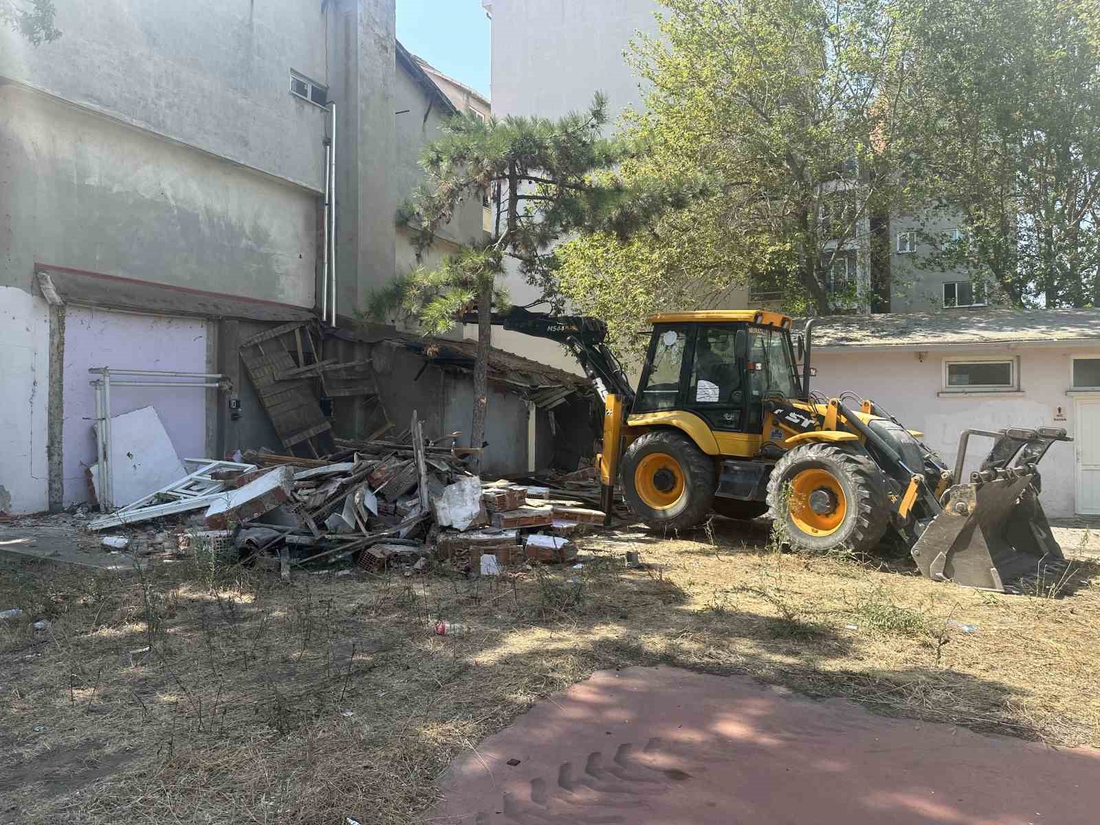 ESKİ ÖĞRETMENEVİNİN EKLENTİ BİNALARINDAN BİRİ KEPÇEYLE YIKILDI.
