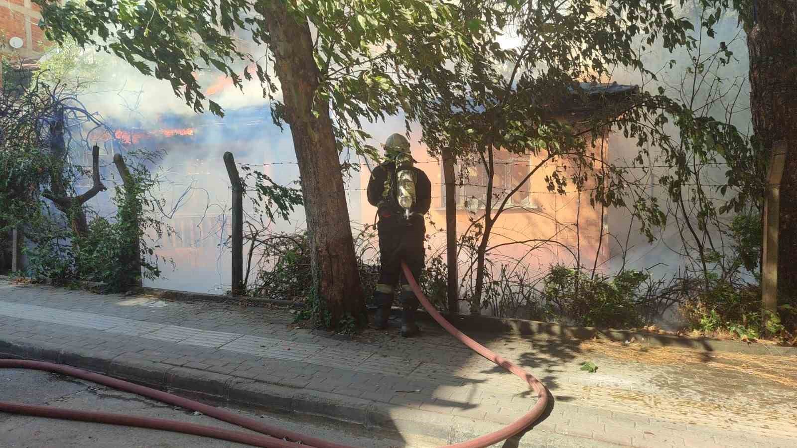 BURSA'DA KULLANILMAYAN MÜSTAKİL EV, ALEVLERE TESLİM OLDU