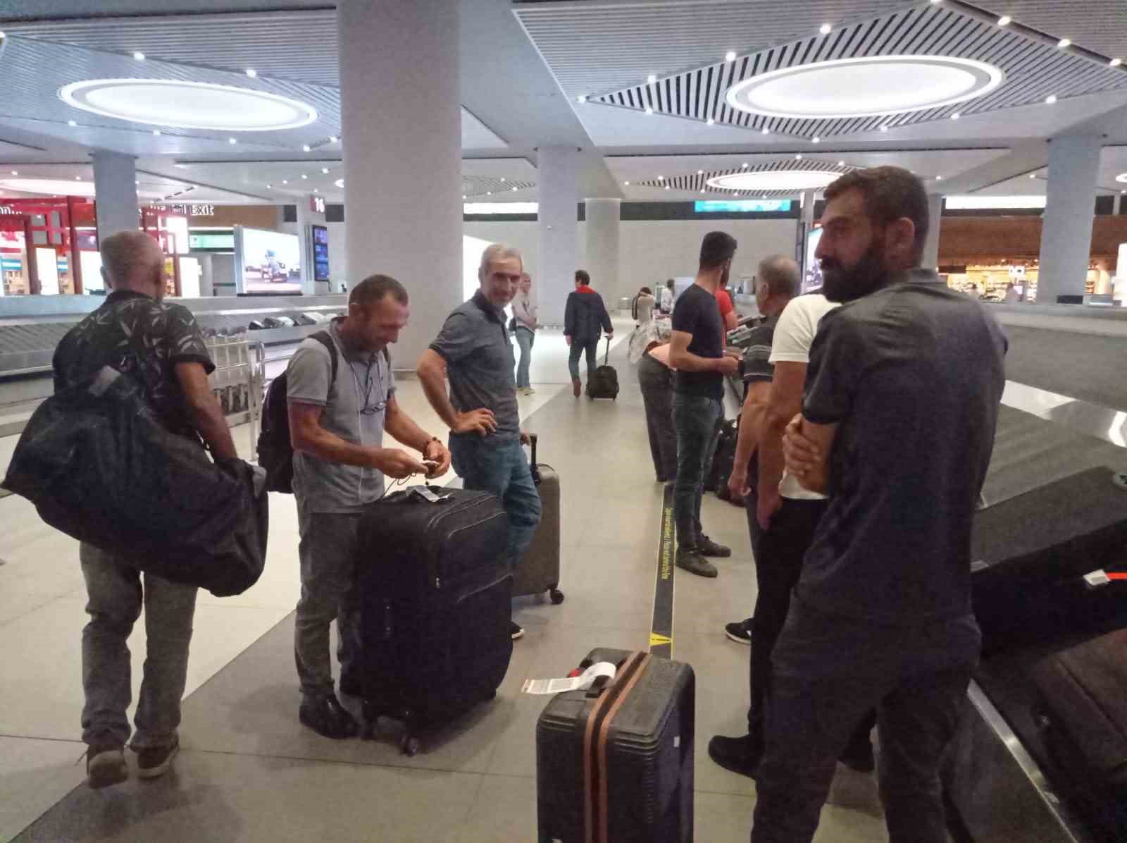 NİJER’DEKİ TÜRK VATANDAŞLARI ÖZEL SEFERLE İSTANBUL’A GELDİ