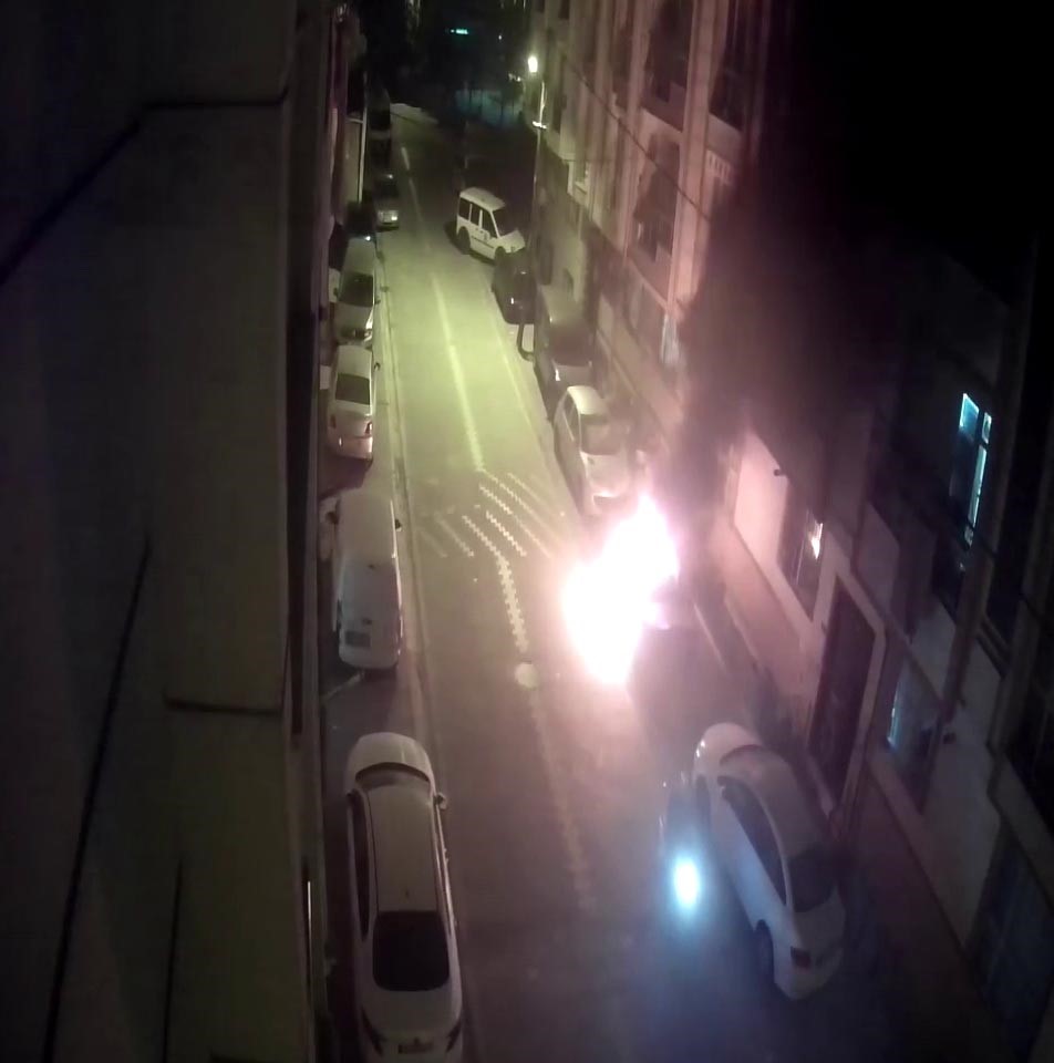 ESENYURT’TA GECE SAATLERİNDE SOKAKTA PARK HALİNDEKİ ARACIN ÜZERİNE YANICI MADDE
