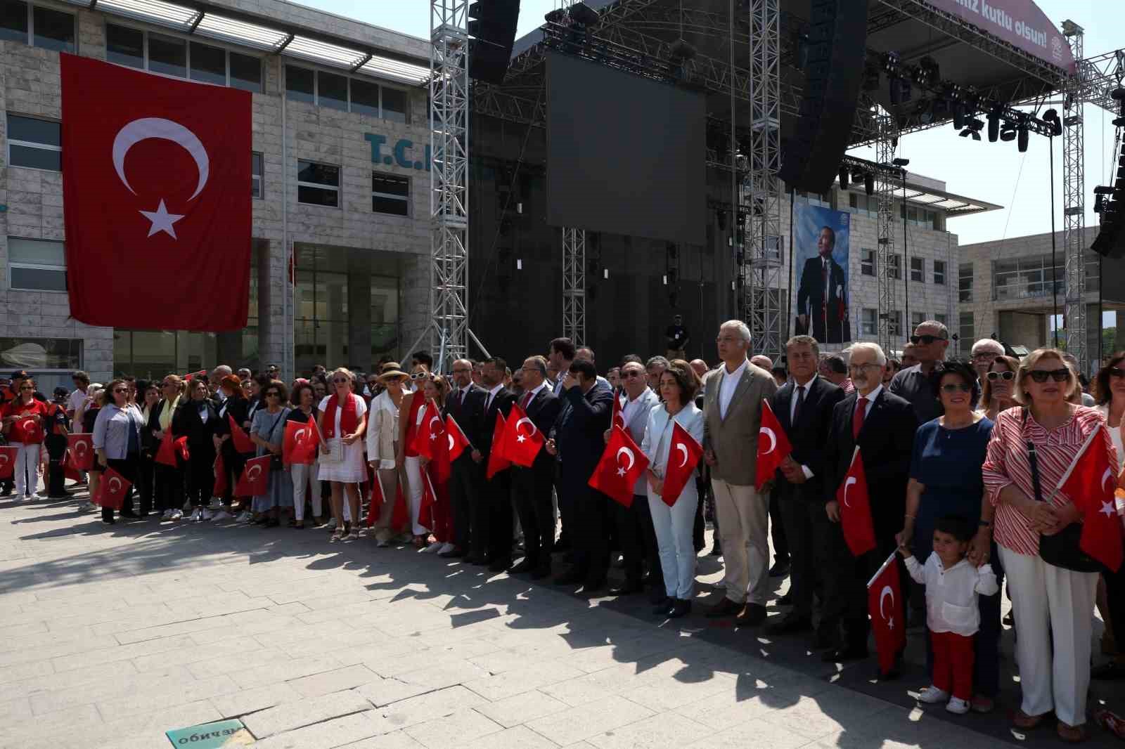 30 AĞUSTOS ZAFER BAYRAMI’NDA NİLÜFER BELEDİYESİ HALK EVİ ÖNÜNDE ÇELENK