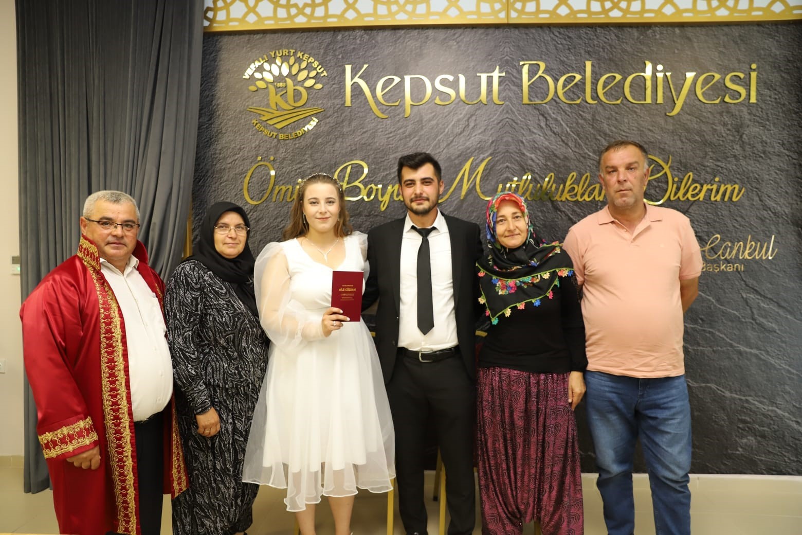 Oğlunun doğum gününde nikahını kıydı KEPSUT BELEDİYESİNDE YAZIİŞLERİ MÜDÜRÜ OSMAN ESKİTÜRK, EVLENEN OĞLU ALİHAN VE