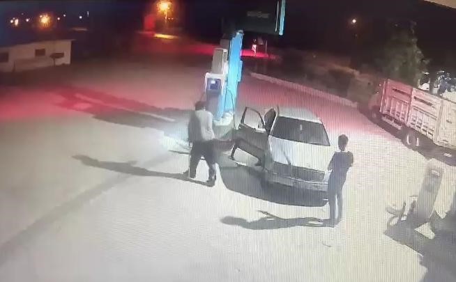 DENİZLİ’DE OTOMOBİL İLE AKARYAKIT İSTASYONUNA GELEN İKİ KİŞİ, MASADA GÖRDÜKLERİ