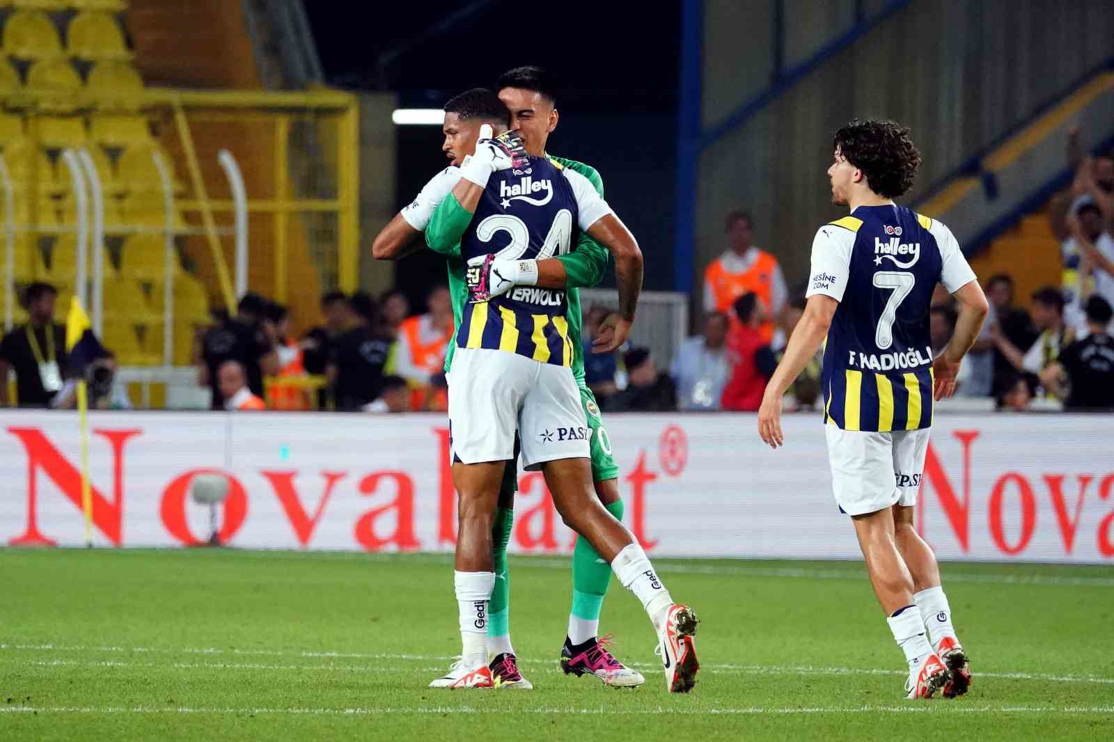 FENERBAHÇE’NİN HOLLANDALI FUTBOLCUSU JAYDEN OOSTERWOLDE, SARI-LACİVERTLİ FORMAYLA İLK GOLÜNÜ TWENTE