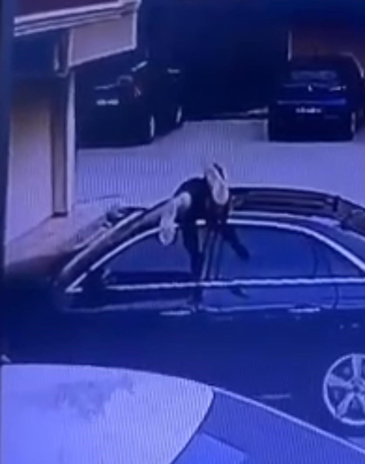 BURSA’DA PARK HALİNDEKİ BİR ARACI GÖZÜNE KESTİREN HIRSIZ, OTOMOBİLE CAM