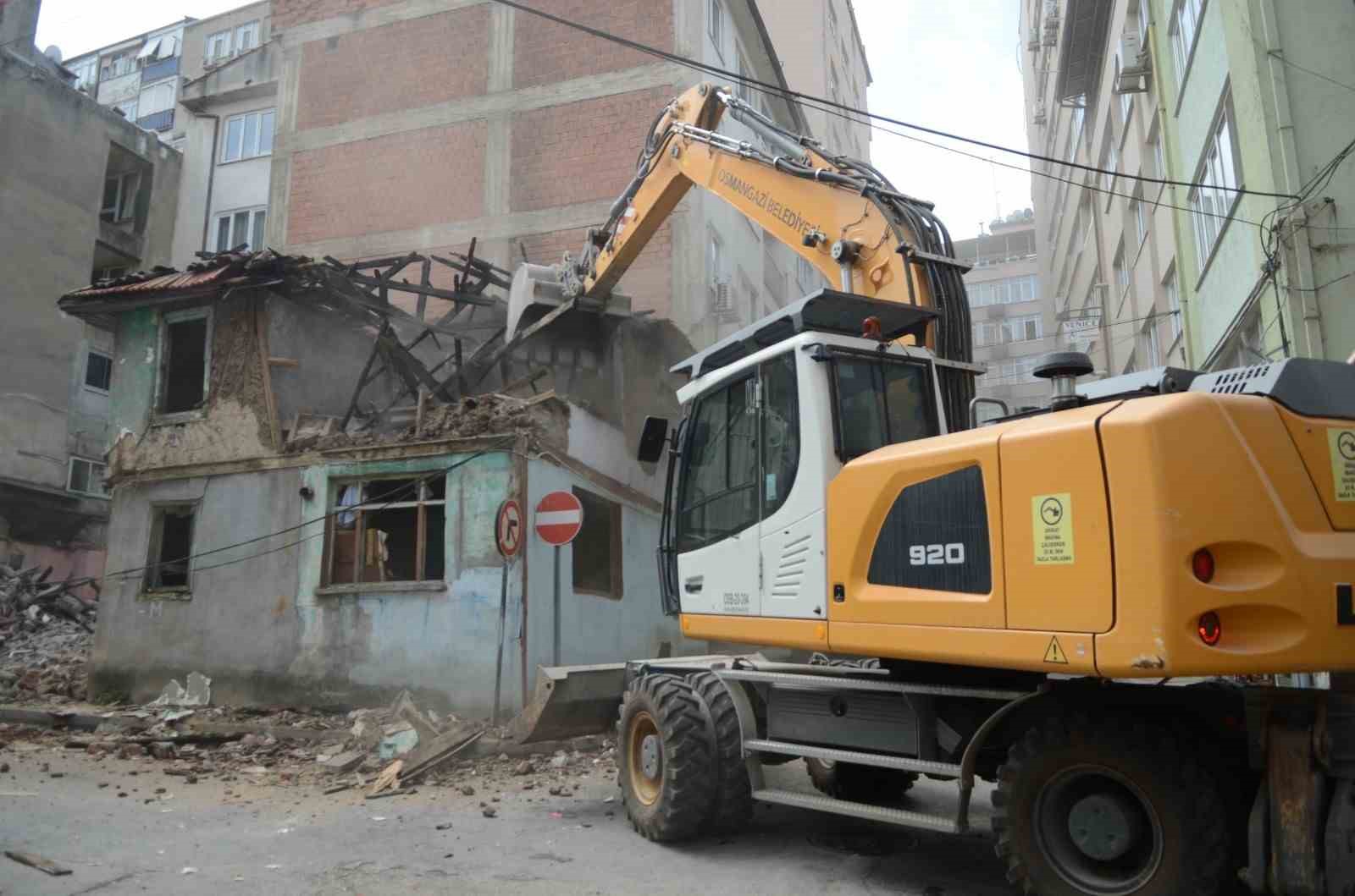 OSMANGAZİ BELEDİYESİ, VATANDAŞLARIN CAN GÜVENLİĞİNİ TEHDİT ETMESİNİN YANI SIRA KENT