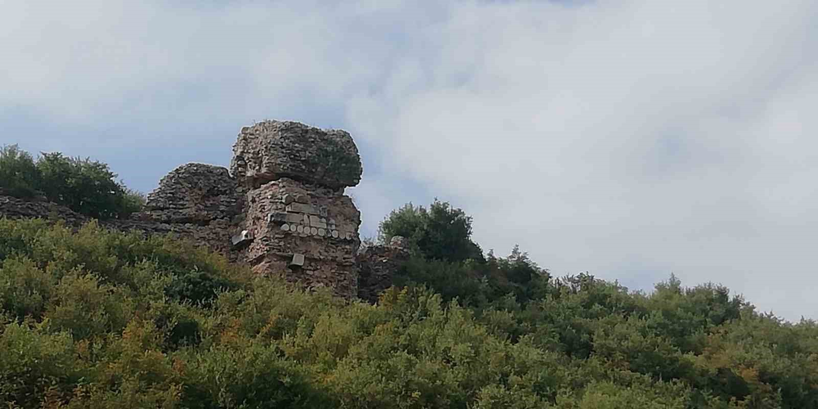 OSMANLI’DAN KALAN TARİHİ KALE İLGİ BEKLİYOR