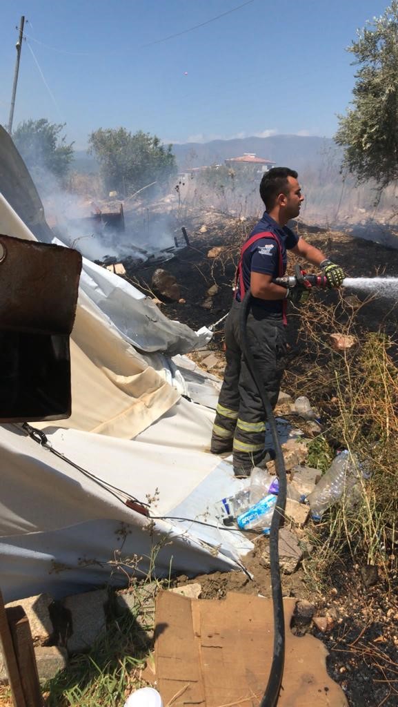 Otluk alanda çıkan yangın, çadıra sıçramadan söndürüldü HATAY’DA OTLUK ALANDA ÇIKAN YANGIN, DEPREMZEDELERİN ÇADIRINA SIÇRAMADAN SÖNDÜRÜLDÜ.