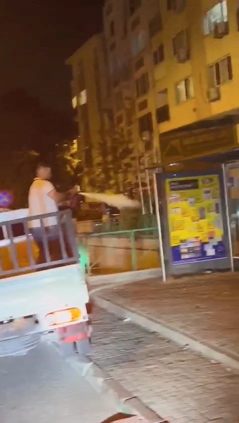 BURSA’DA AÇIK KASA KAMYONETLE GELEN BİR GRUP GENÇ, OTOBÜS DURAĞINDA