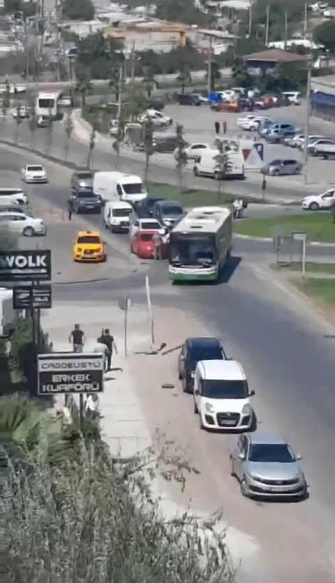 BURSA’DA OTOBÜS İLE OTOMOBİL ŞOFÖRÜ ARASINDA YAŞANAN YOL TARTIŞMASINDA YUMRUKLAR