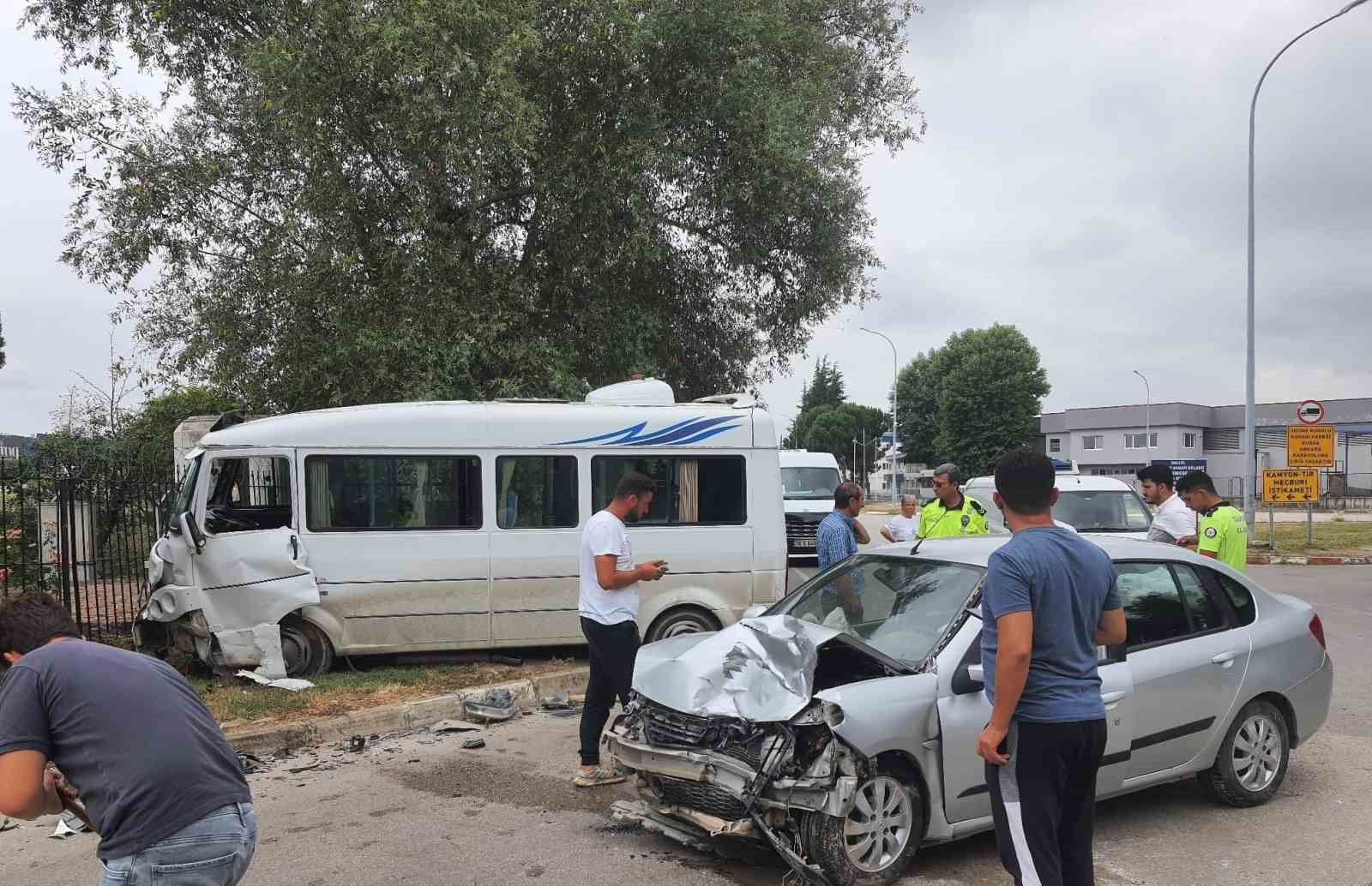 BURSA'NIN İNEGÖL İLÇESİNDE OTOMOBİL İLE MİNİBÜSÜN KARIŞTIĞI KAZADA 4 KİŞİ