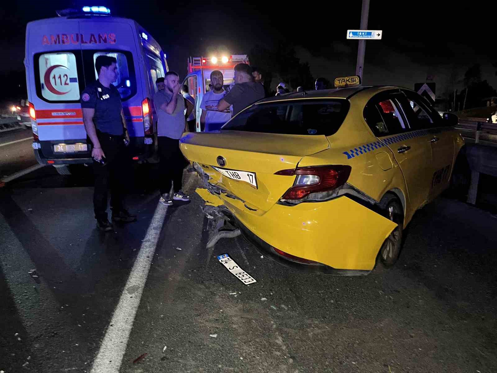 İSTANBUL'UN ESENYURT İLÇESİ HARAMİDERE BAĞLANTI YOLUNDA, BİR OTOMOBİLİN TİCARİ TAKSİYE