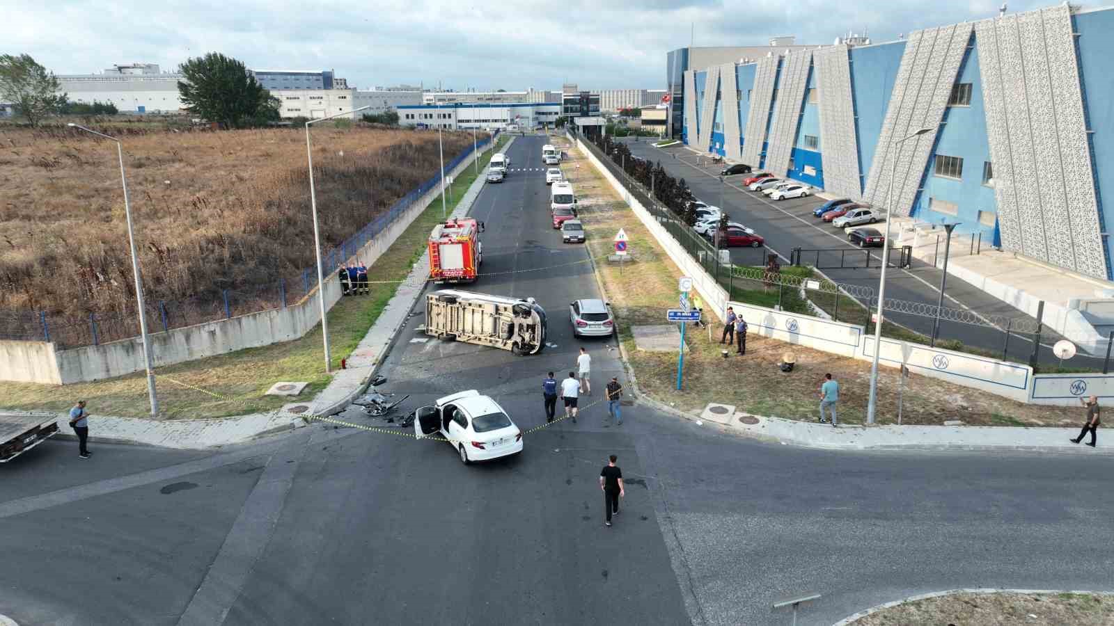 TEKİRDAĞ'IN ÇERKEZKÖY İLÇESİNDE SERVİS ARACIYLA OTOMOBİLİN KAFA KAFAYA ÇARPIŞMASI SONUCU