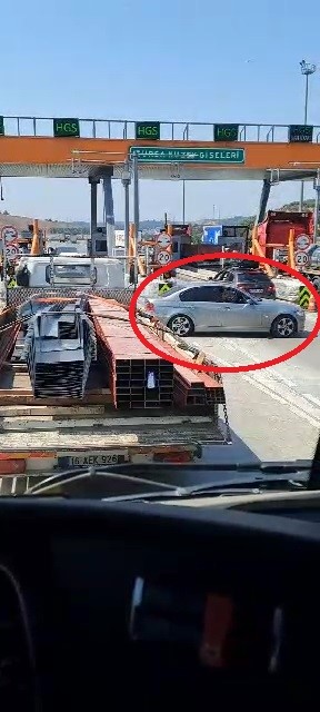 BURSA’DA OTOYOL GİŞELERİNDE GİRİŞ DEĞİŞTİREN OTOMOBİLİN TRAFİĞİ TEHLİKEYE DÜŞÜRDÜĞÜ ANLAR