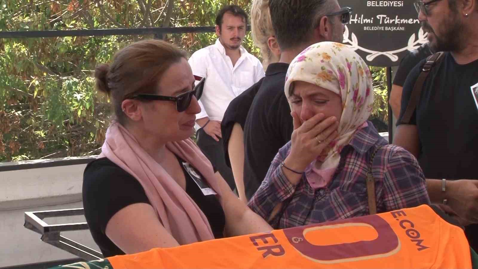 75 YAŞINDA HAYATINI KAYBEDEN OYUNCU ÜNAL SİLVER, İSTANBUL'DA SON YOLCULUĞUNA