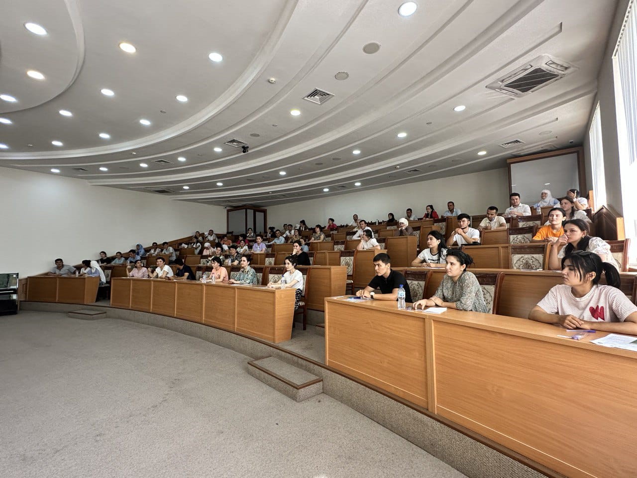 YUNUS EMRE ENSTİTÜSÜNÜN TAŞKENT’TE DÜZENLEDİĞİ TÜRKÇE YETERLİK SINAVI'NA (TYS) BİN