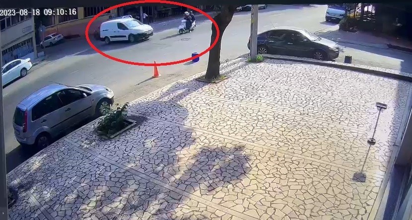 BURSA’DA HIZLA GELEN HAFİF TİCARİ ARAÇ KARŞISINA ÇIKAN MOTOSİKLETE ÇARPTI.