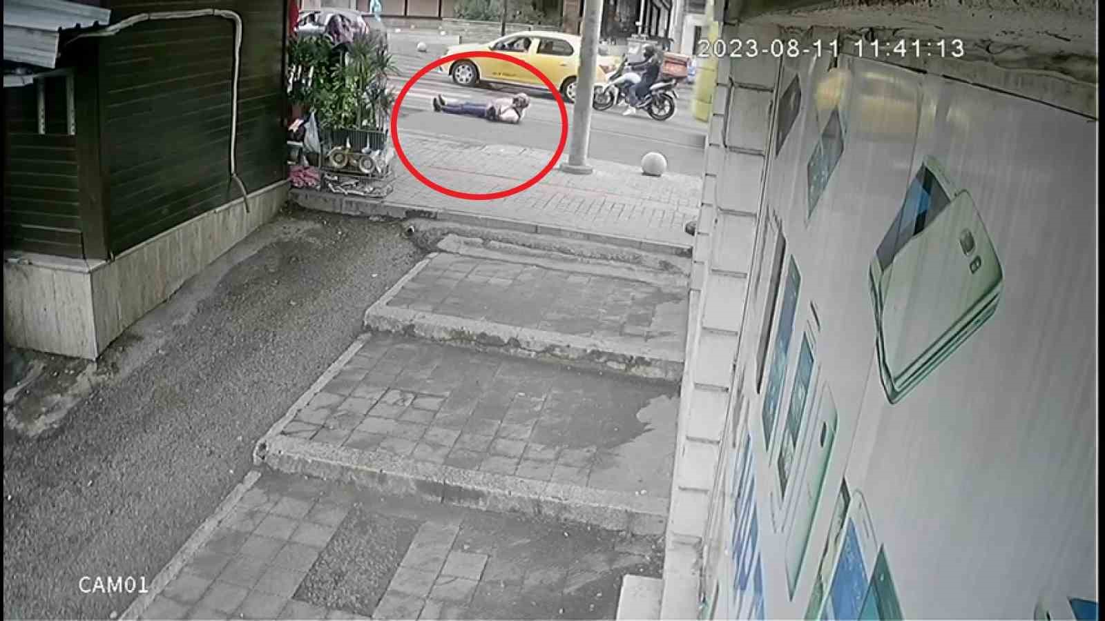 BURSA’DA MOTOSİKLETİYLE SEYİR HALİNDEYKEN DİREKSİYON HAKİMİYETİNİ KAYBEDEN SÜRÜCÜ, YAN ŞERİDİNDE