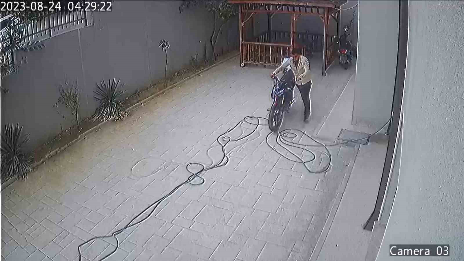 BURSA’DA BİR EVİN BAHÇESİNE GİREN 2 HIRSIZ, GÖZÜNE KESTİRDİKLERİ MOTOSİKLETİ