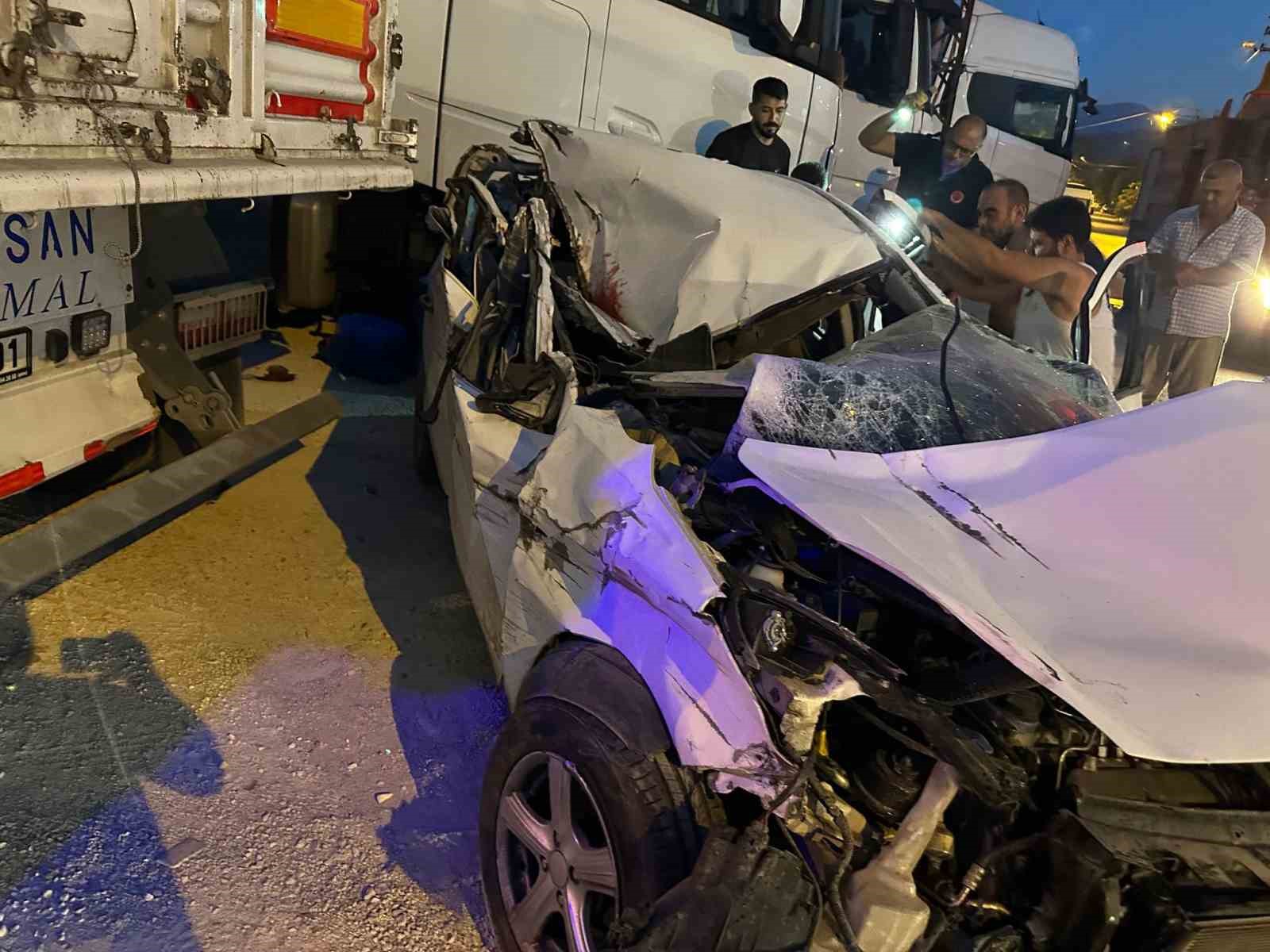Park halindeki tıra çarpan otomobil hurdaya döndü: 2 ölü, 2 yaralı HATAY’IN ANTAKYA İLÇESİNDE SEYİR HALİNDEKİ OTOMOBİLİN, PARK HALİNDEKİ TIRA ÇARPIP