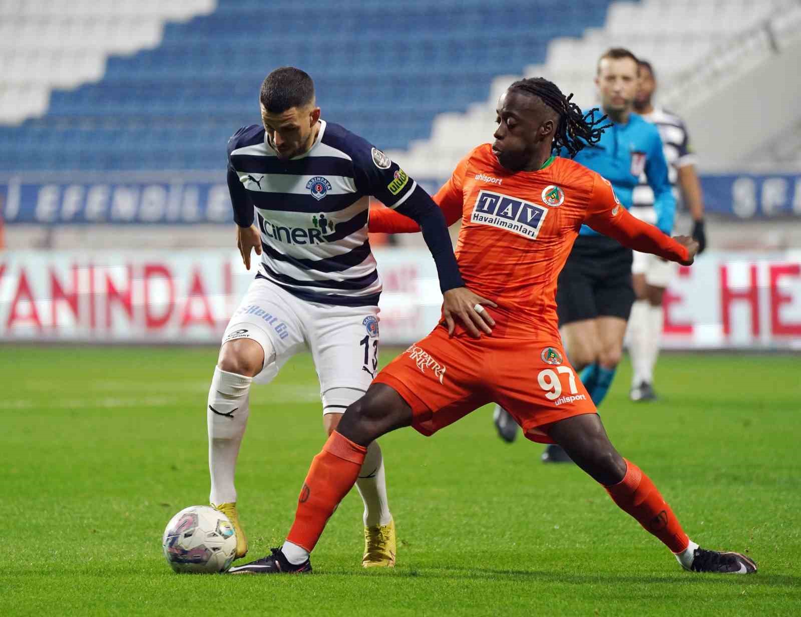 PENDİKSPOR, ALANYASPOR FORMASI GİYEN 26 YAŞINDAKİ KONGOLU FUTBOLCU ARNAUD LUSAMBA’YI
