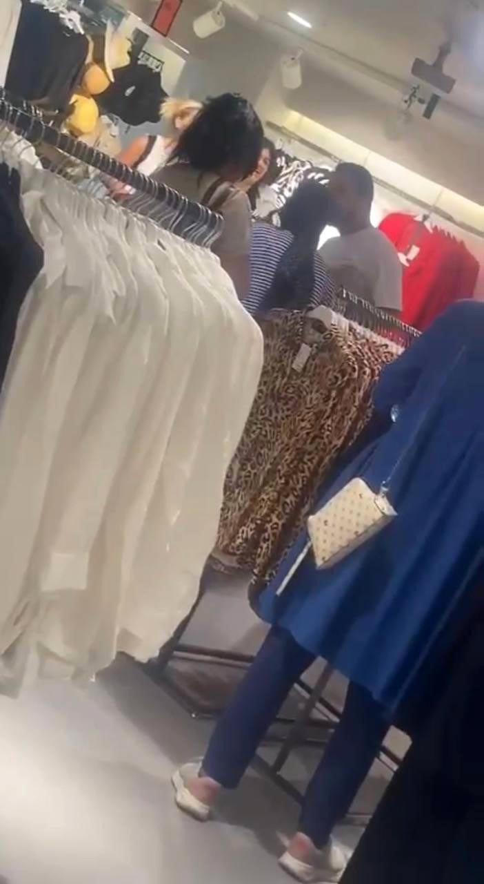 PENDİK'TE BİR GİYİM MAĞAZASINDA KADINLAR ARASINDA KABİN KAVGASI ÇIKTI.