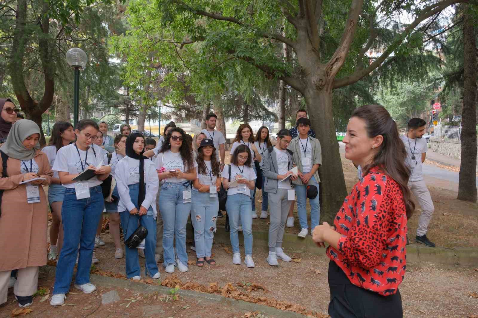 BURSA’NIN DÖRT BİR TARAFINDA PEYZAJ DÜZENLEME ÇALIŞMALARI YÜRÜTEREK ŞEHRİ DAHA