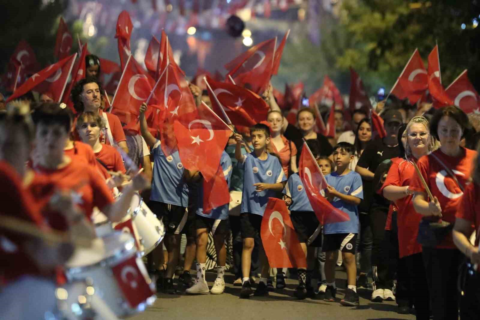 BÜYÜK ZAFER’İN 101. YILINDA GEMLİK’TE YAPILAN KUTLAMALARDA COŞKU ALANLARA SIĞMADI.