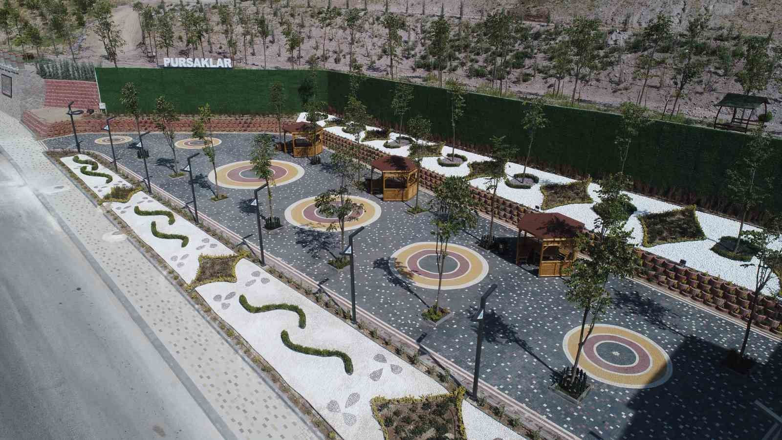 PURSAKLAR BELEDİYESİ, ŞEHRİN VİTRİNİ OLARAK GÖRÜLEN İLÇE GİRİŞİNİ YENİ GÖRÜNÜMÜNE