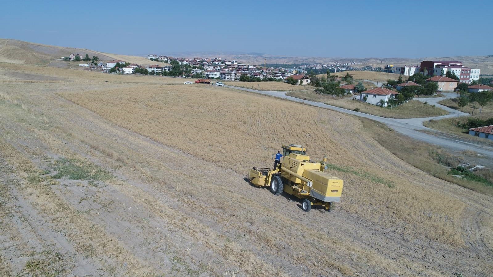 PURSAKLAR BELEDİYESİ, VATANDAŞLARI TARIMA TEŞVİK ETMEK AMACIYLA KENDİ TARIM ARAZİLERİNE