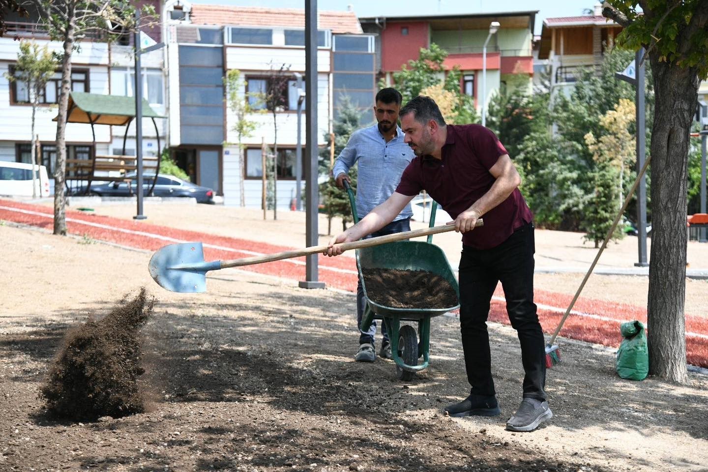 PURSAKLAR BELEDİYESİ, SARAY KARYAĞDI MAHALLESİNDEKİ PARKIN YENİLEME ÇALIŞMALARINA DEVAM EDİYOR.
