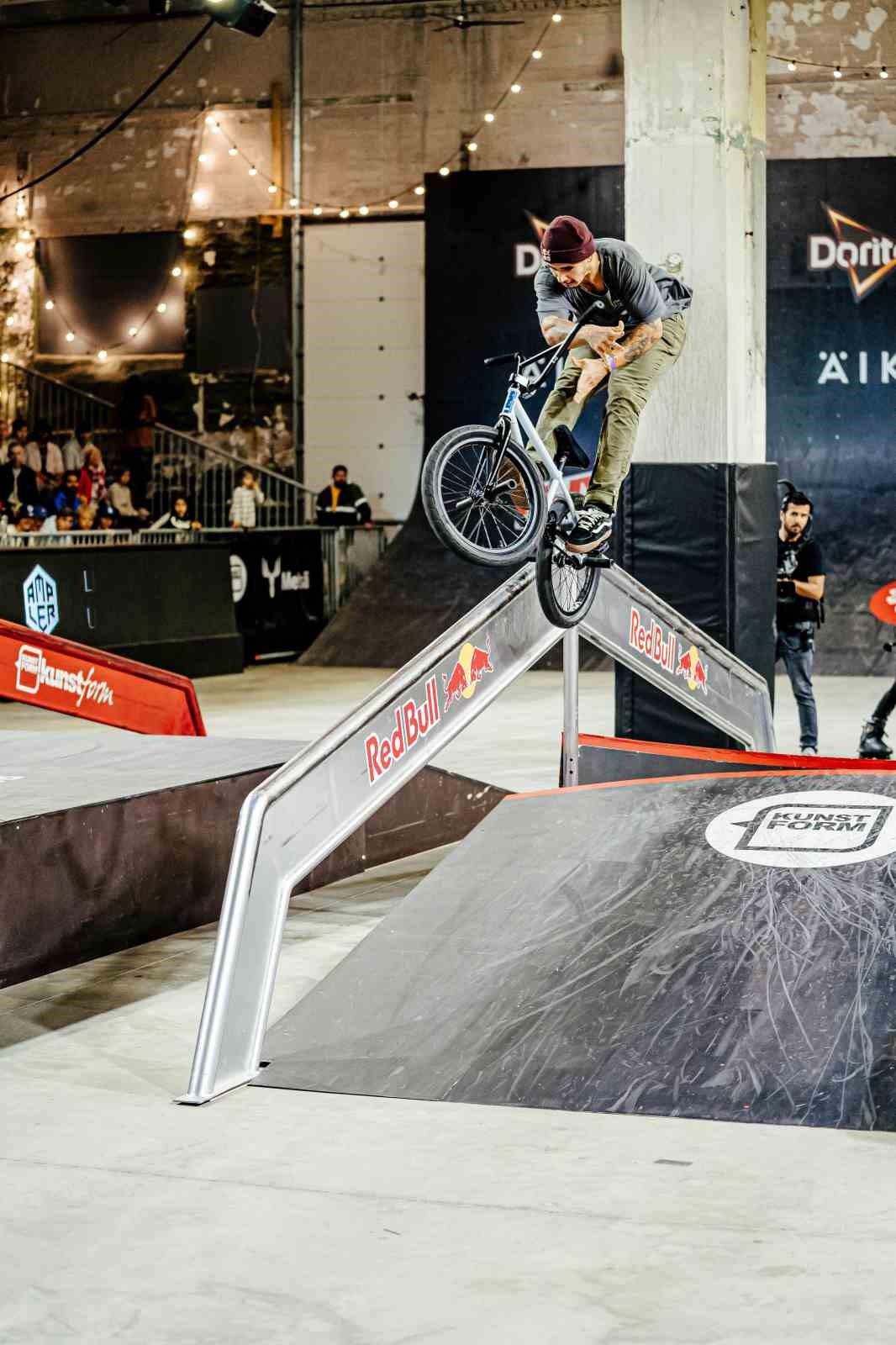 BMX YARIŞÇILARININ İSTANBUL BOĞAZI ÜZERİNDE MÜCADELE ETTİĞİ YARIŞMA RED BULL
