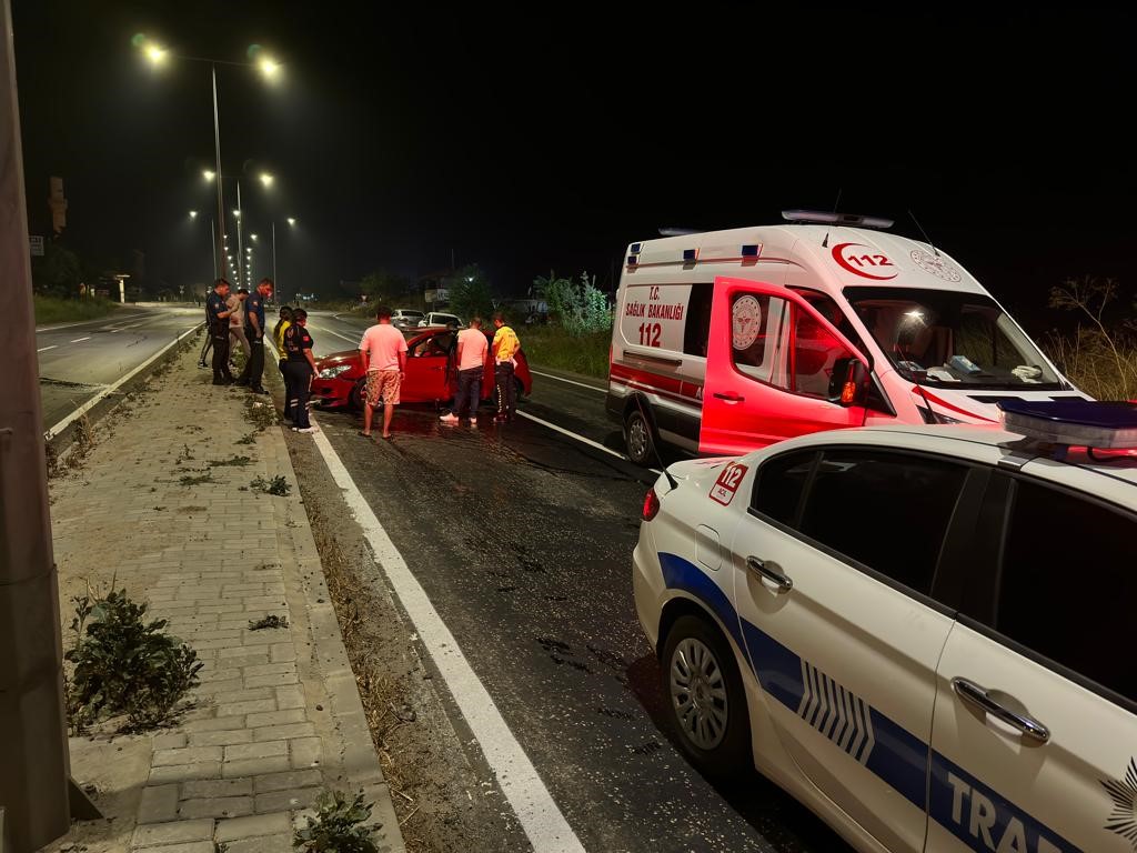 TEKİRDAĞ'IN MURATLI İLÇESİNDE OTOMOBİLİN REFÜJE ÇARPMASI SONUCU SÜRÜCÜ YARALANDI.