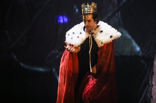 OKAN BAYÜLGEN’İN SHAKESPEARE’İN ÜNLÜ TRAJEDİSİNDEN HAREKETLE YAZIP YÖNETTİĞİ VE OYNADIĞI