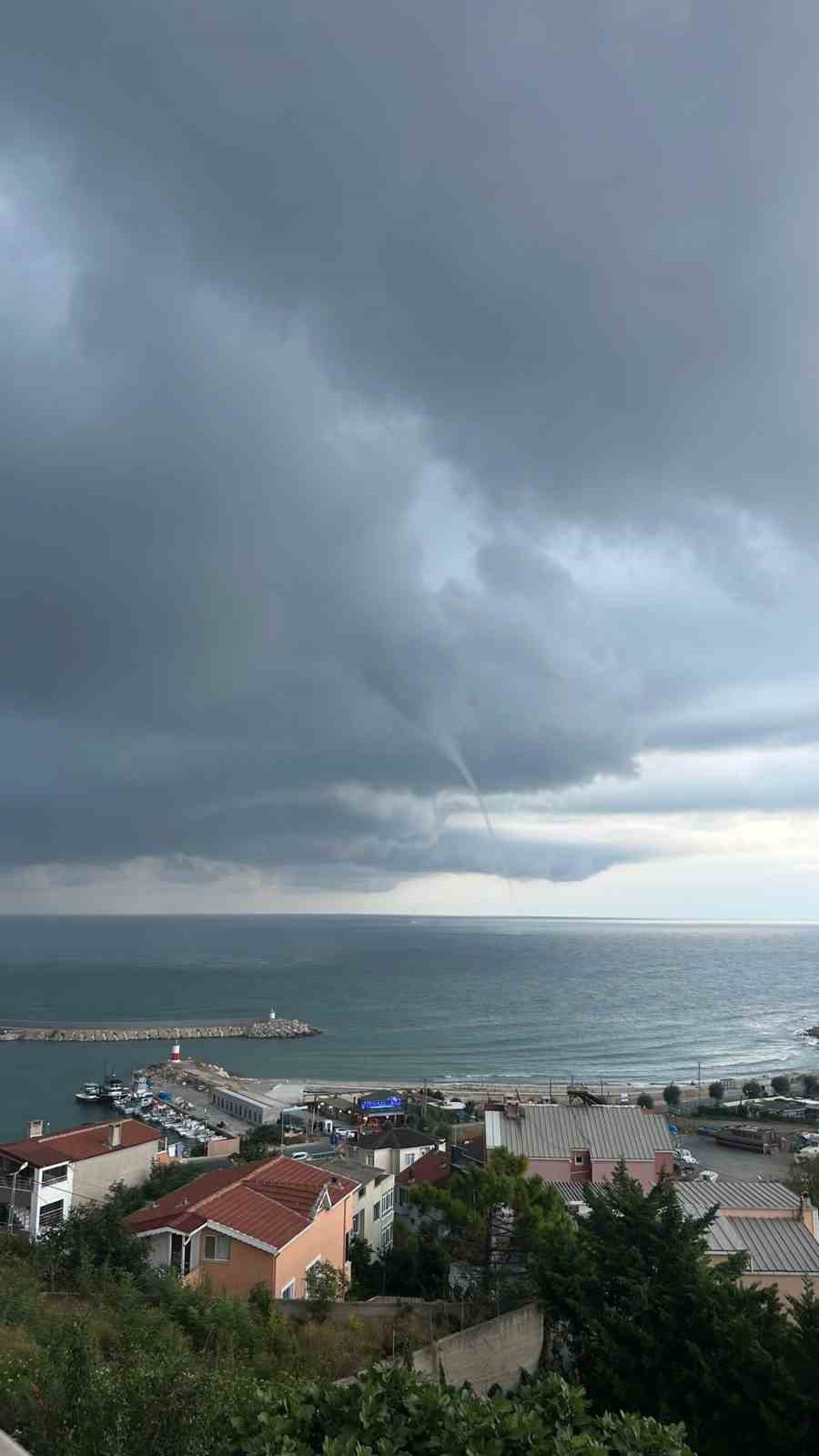İSTANBUL'DA KARABURUN SAHİLİ'NDE ETKİLİ OLAN RÜZGAR HORTUMA NEDEN OLDU. SAHİLDE