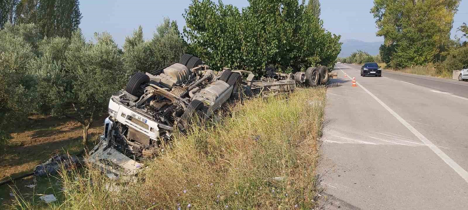 BURSA'DA DİREKSİYON HAKİMİYETİNİ KAYBEDEN SAÇ YÜKLÜ TIR TAKLA ATTI. ZEYTİN