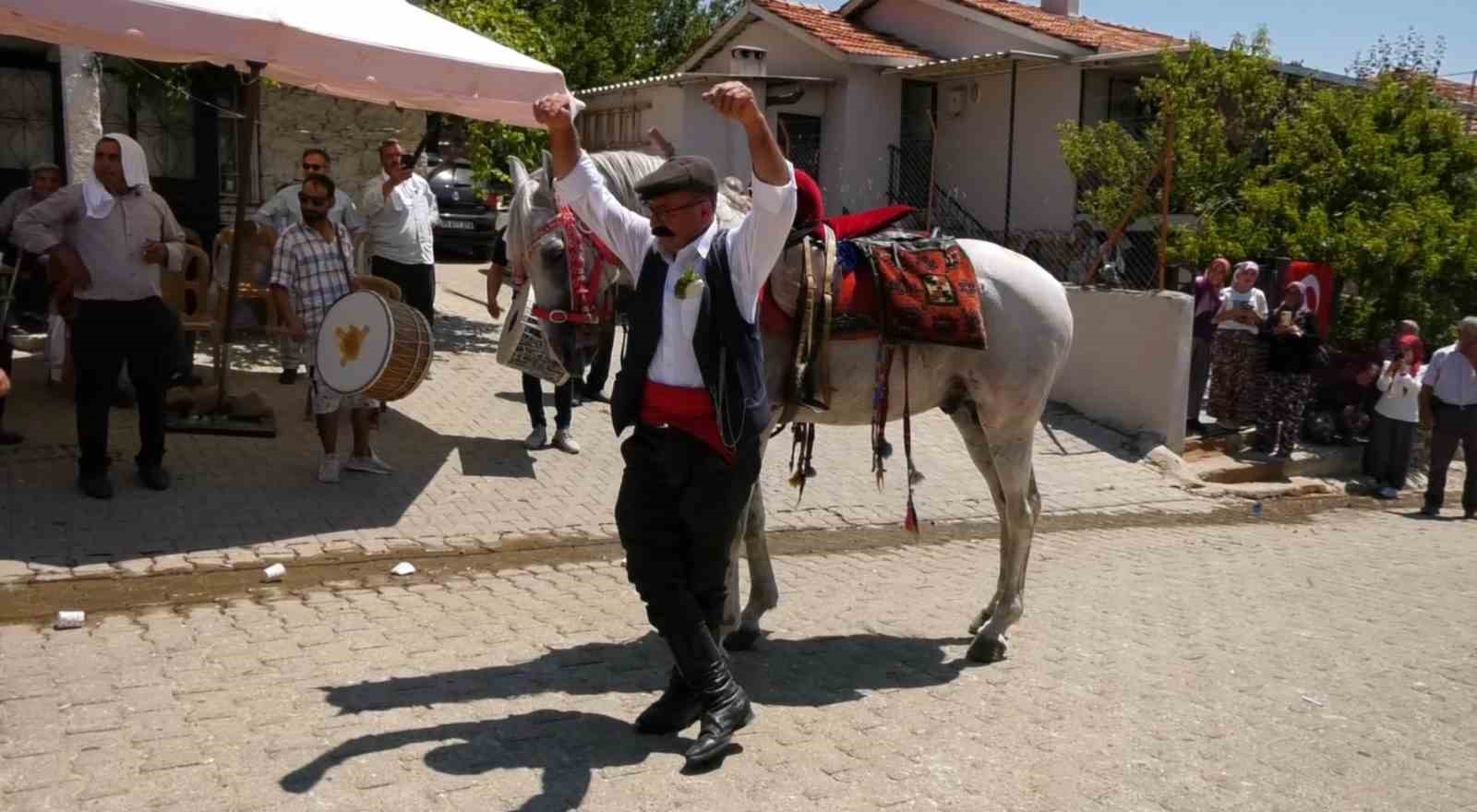 Sahibiyle karşılıklı harmandalı oynayan at şaşkınlığa neden oldu MANİSA’NIN GÖRDES İLÇESİNDE DÜĞÜNLERDE ATIYLA BERABER “GELİN ALMASI” YAPAN AT