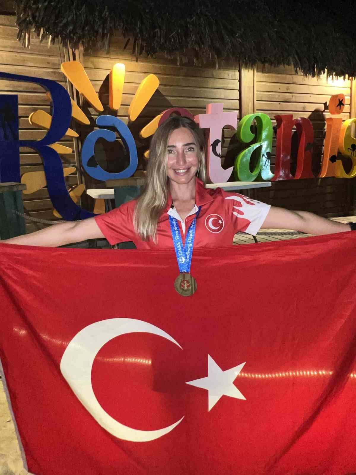 MİLLİ SPORCU ŞAHİKA ERCÜMEN, ÇİFT PALET KATEGORİSİNDE 91 METREYE DALARAK