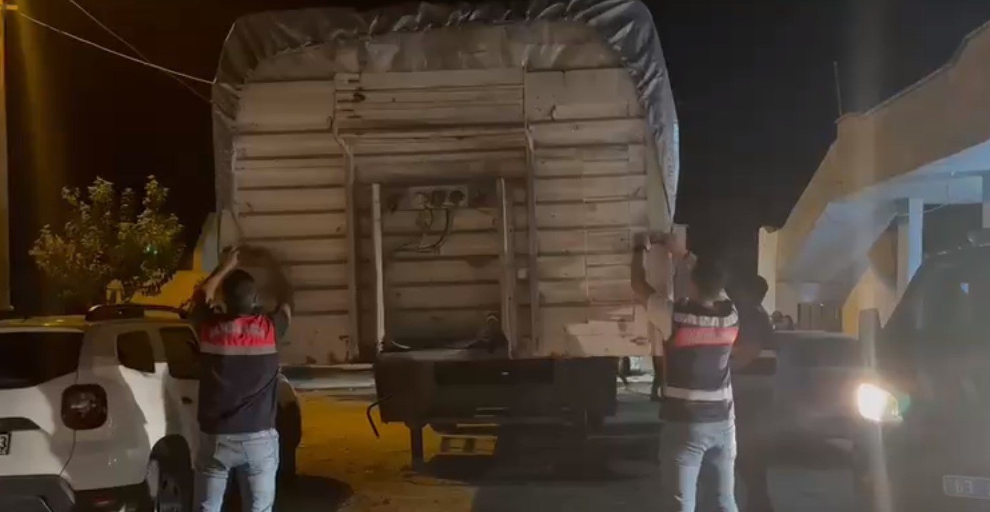 Sahte plaka ve ruhsatla 27 ton pamuk çaldılar ŞANLIURFA’DA NAKLİYECİLİK ADI ALTINDA DOLANDIRICILIK YAPARAK HATAY İSKENDERUN LİMANI'NDAN SAHTE