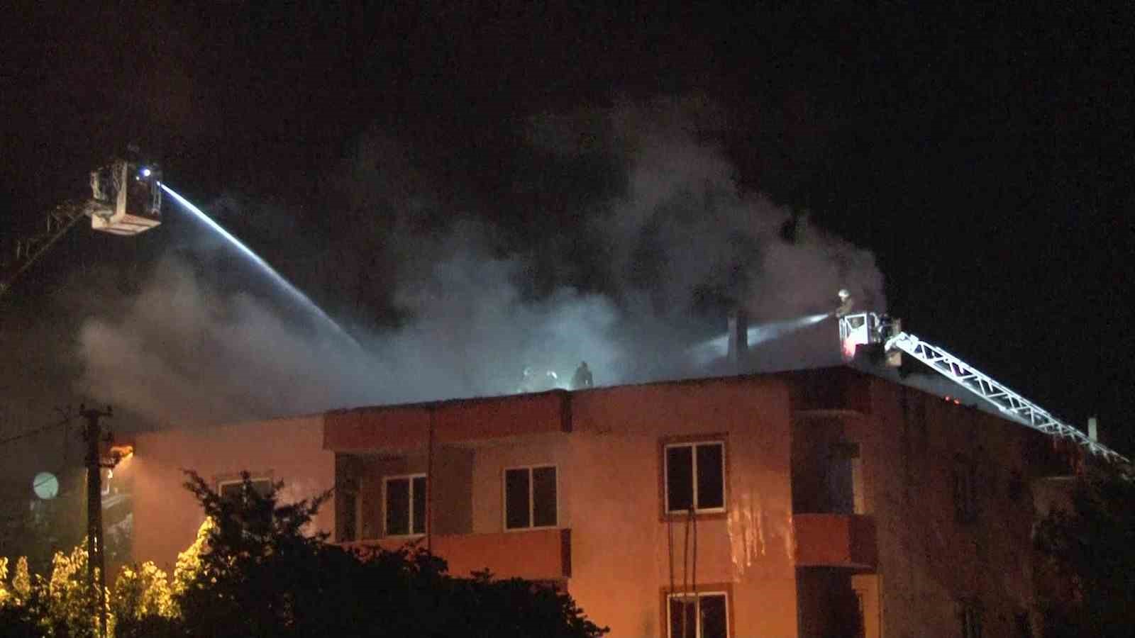 SANCAKTEPE'DE METRUK BİNANIN ÇATISI ALEV ALEV YANDI