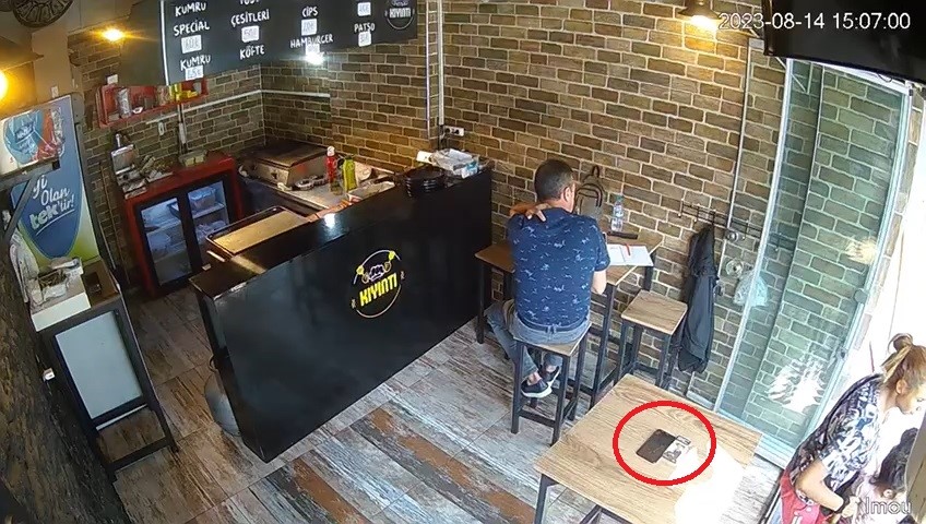 BURSA’DA BİR TOST DÜKKANINDA MASADA DURAN TELEFONU KAŞ İLE GÖZ