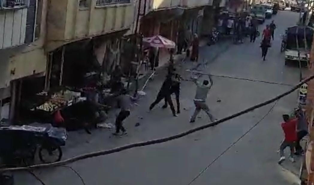 İki grup arasında taşlı sopalı kavga ŞANLIURFA’DA İKİ GRUP ARASINDA YAŞANAN TAŞLI, SOPALI KAVGA KAMERALARA YANSIDI.