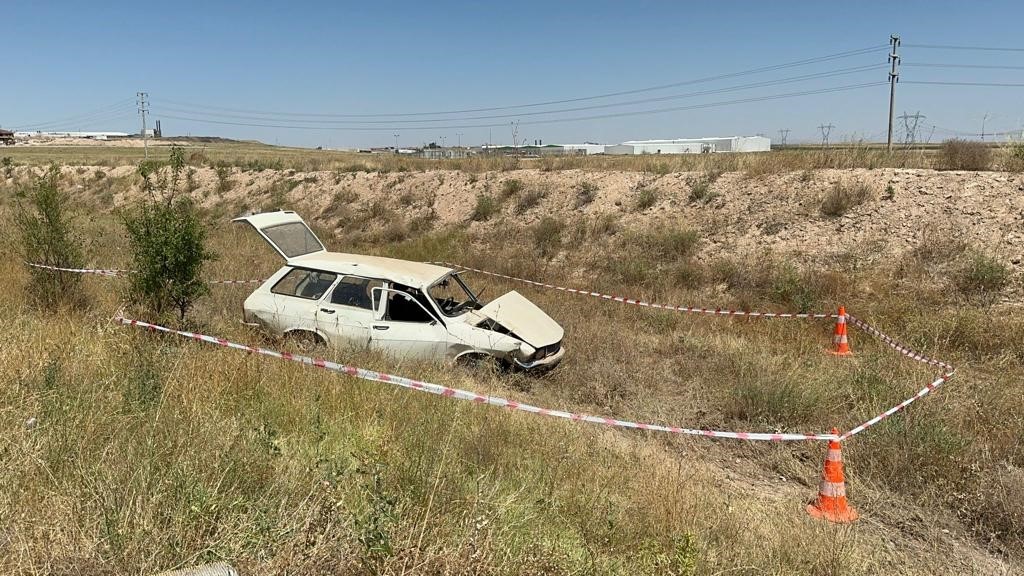 Şarampole yuvarlanan aracından sağ çıktı, yardım isterken tır çarpınca öldü AFYONKARAHİSAR’DA ARACIYLA ŞARAMPOLE YUVARLANDIKTAN SONRA YARDIM İSTEMEK İÇİN YOLA ÇIKAN