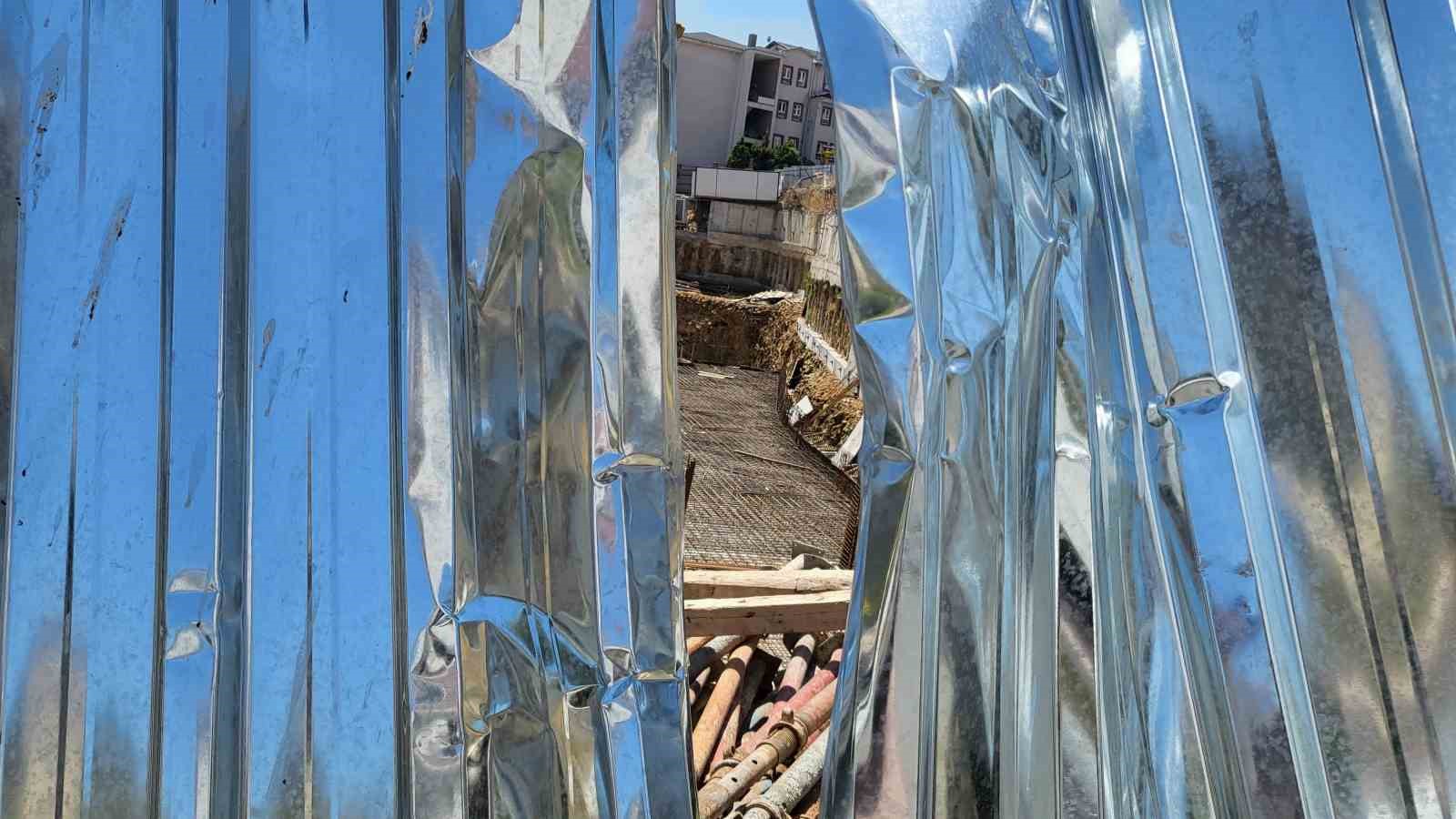 SARIYER’DE DÜN SABAH İNŞAAT ÇALIŞMALARI NEDENİYLE YOLUN ÇÖKMESİ ÜZERİNE 2