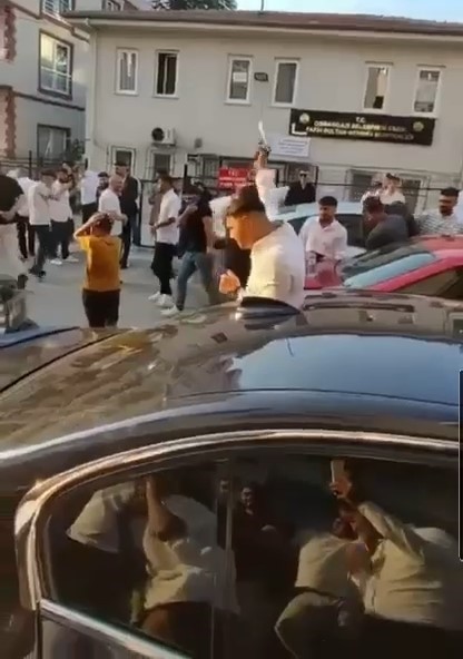 BURSA’DA DÜĞÜN TÖRENİ ÖNCESİ GELİN ALMAYA GİDEN BİR GRUP, SOKAK