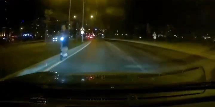 BURSA’DA SCOOTER İLE TERS YÖNDE İLERLEYEN GENCİN GÖRÜNTÜLERİ ARAÇ İÇİ