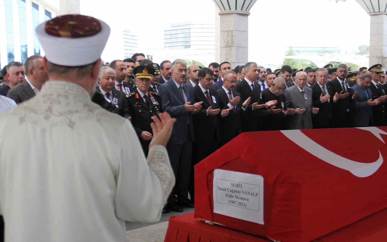 FIRAT KALKANI HAREKATI BÖLGESİ'NDE ZIRHLI ARACIN DEVRİLMESİ SONUCU ŞEHİT OLAN